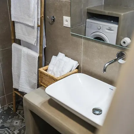 Komis Mansion Nyaraló