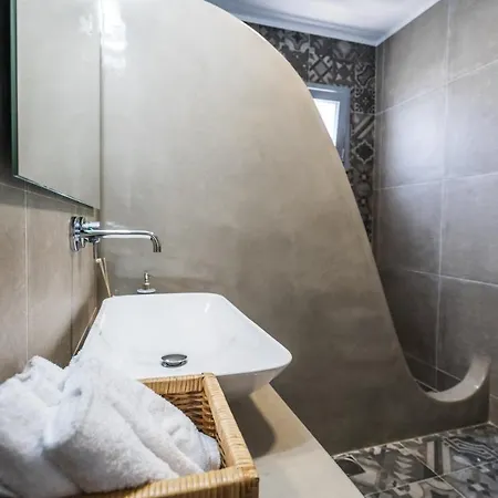 Komis Mansion Nyaraló